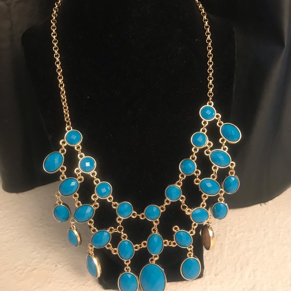 Reversible statement bib necklace
